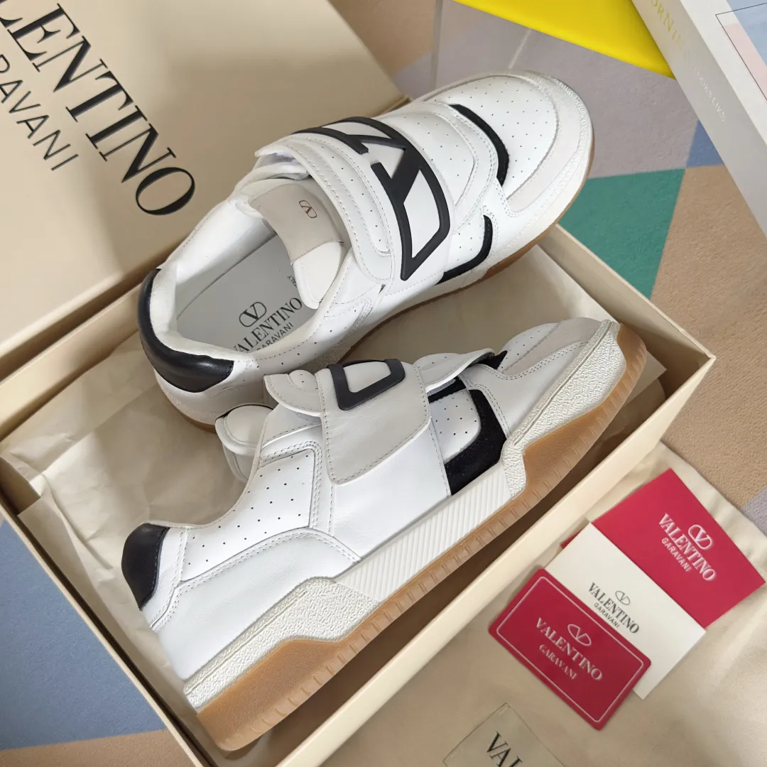[Valentino] P: 880💰 Couple model, size: ▪️Size: Women's model 35-40 / Men's model 39-44 (45 customized) Valentino Valentino Couple model Joie de Jouer series Velcro Thick sole Bread shoes Couple model Casual sports shoes White shoes Original purchase and development Production Joie de Jouer series The style is simple but not out of style. The pure white base is paired with fresh green and soft beige, and the unique Velcro design highlights your personality. Every detail tells the fashion and quality. Wear it, take a confident step, and start the fashion journey. Exquisite packaging at the delivery counter🛍📦 ▪️Fabrics: Original custom imported first-layer cowhide ▪️Inner lining: Original custom-made soft sheepskin lining ▪️Outsole: Original open-molded anti-slip TPU material ▪️Sole thickness: 3.5CM